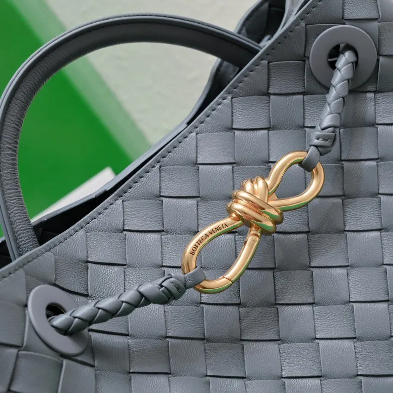 Batch 1860 B's 2024 spring and summer new style continues the brand's woven style with detailed metal knot switch buckles. This time, the shoulder straps are also made into tube weaves, showing different craftsmanship. The carrying method is versatile to create more different styles. Intrecciato woven leather small handbag, equipped with sliding crossbody strap. Internal compartments, including 1 zipper pocket and 2 open pockets with magnetic buckle closure. Size: 19*25*10.5cm, model: 7463#